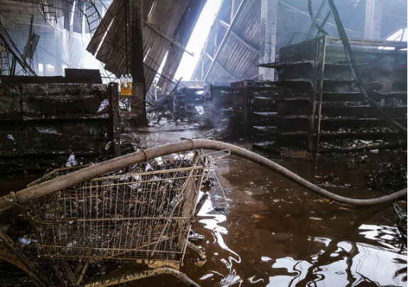 Охота на колбасу. Петербуржцы выносят товары из сгоревшей "Ленты"