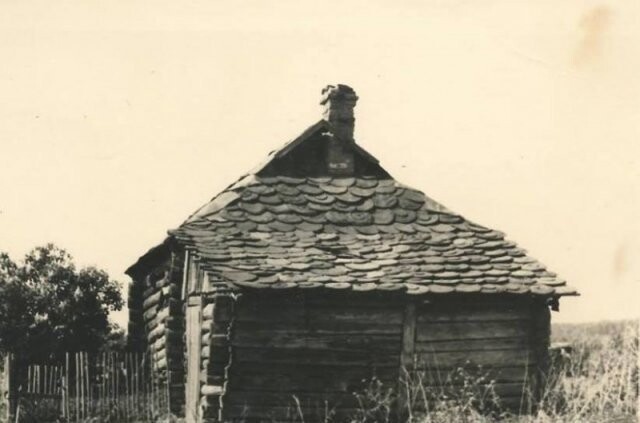 Дом с крышей из дисков от ручного пулемета ДП-27. Калужская обл. 1950-е годы