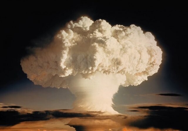 Ivy Mike — первое в мире испытание термоядерного взрывного устройства (10,4 мегатонны) на атолле Эниветок. Подрыв осуществили 1 ноября 1952 года.