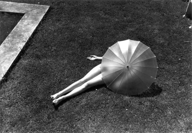 Обнаженная с зонтиком для «Harper's Bazaar». Июль 1935 года. Фото Martin Munkácsi