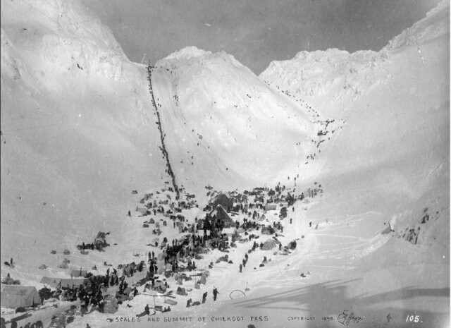 Перевал Чилкут на Аляске - единственный путь на Клондайк к золотым приискам... 1898 г.