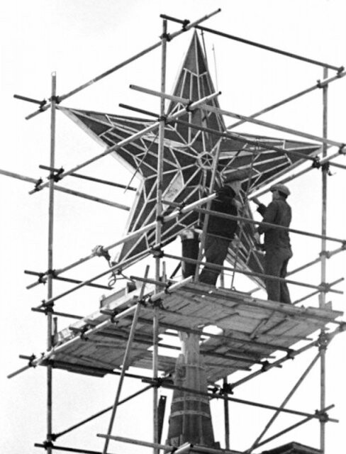 Установка рубиновой звезды на башне Кремля, Москва, 1937 год