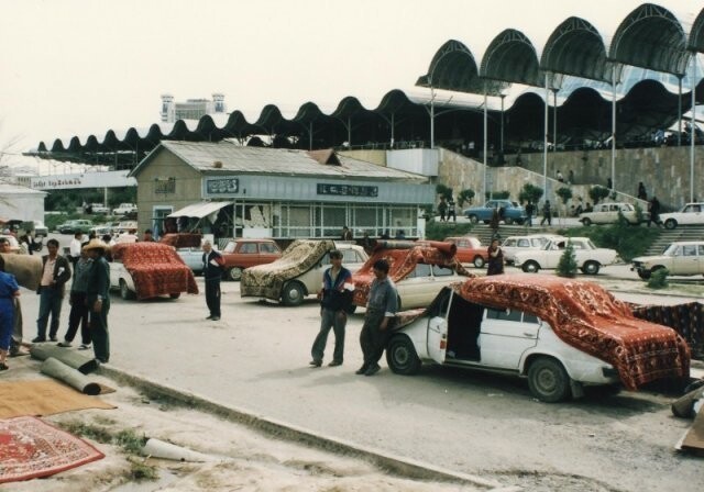 Торговля коврами на рынке Чорсу, 1994 год, Ташкент