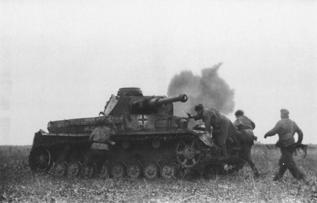 Красноармейцы захватывают подбитый немецкий танк, весна 1942