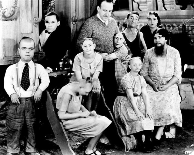 Тодд Браунинг на съёмках своего фильма «Уродцы», США, 1932 год.