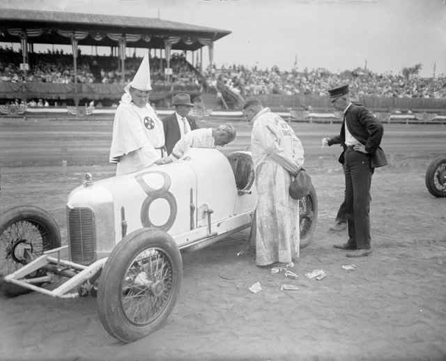Поломка автомобиля гоночной команды Ку-клукс-клана в ходе гонок в городе Оверленд-Парк, штат Канзас, 1920-е.