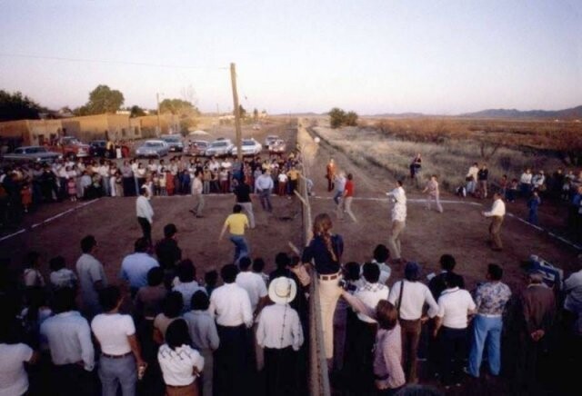 Мексиканцы и американцы играют в волейбол через пограничный забор. Нако, Аризона, 1979 г.