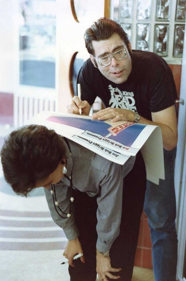 Стивен Кинг подписывает плакат фанату, 1985 г