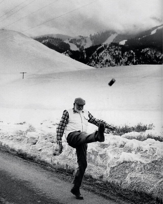 Эрнест Хемингуэй играет в футбол пивом. 1959 год. США