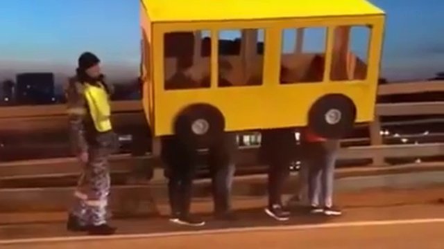Жители Владивостока прикинулись автобусом, чтобы пройти по Золотому мосту 