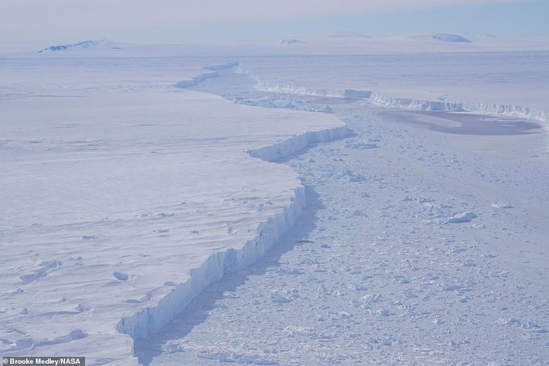 Слева - ледник Пайн-Айленд, справа - отколовшийся айсберг B-46. Снимок сделан 7 ноября 2018 г.