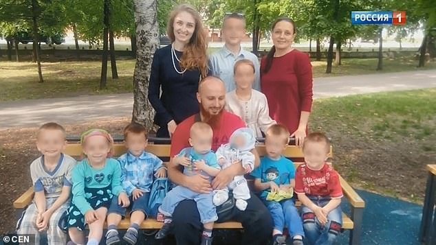 Иван Сухов, его официальная жена Наталья (в красном платье), вторая жена Анна (в черном платье) и дети