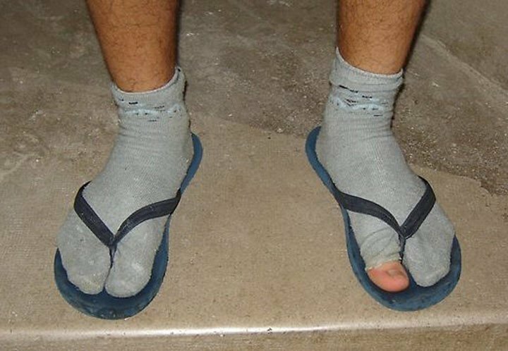 Дико бесят мужчины, которые надевают носки под сандали