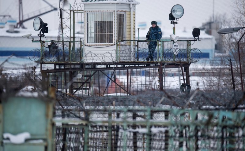 Возросшее количество осужденных силовиков требует создания новых специализированных колоний для их содержания, заявил замглавы ФСИН. По его словам, только в этом году были открыты две такие колонии «и они уже заполнены»