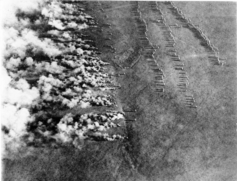 Начало немецкой газобаллонной атаки на Восточном фронте. Снимок с российского самолёта-разведчика, 1916 год.