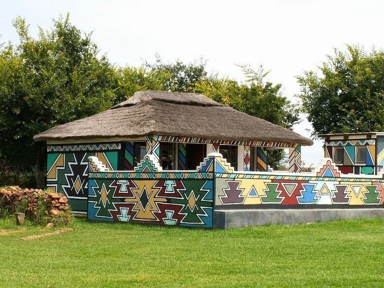 Причудливая расцветка домов Ндебелес