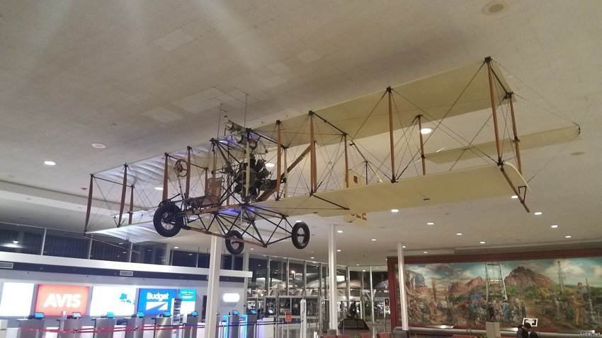 Вот такой интересный аппарат выставлен в аэропорту Тулса, штат Оклахома