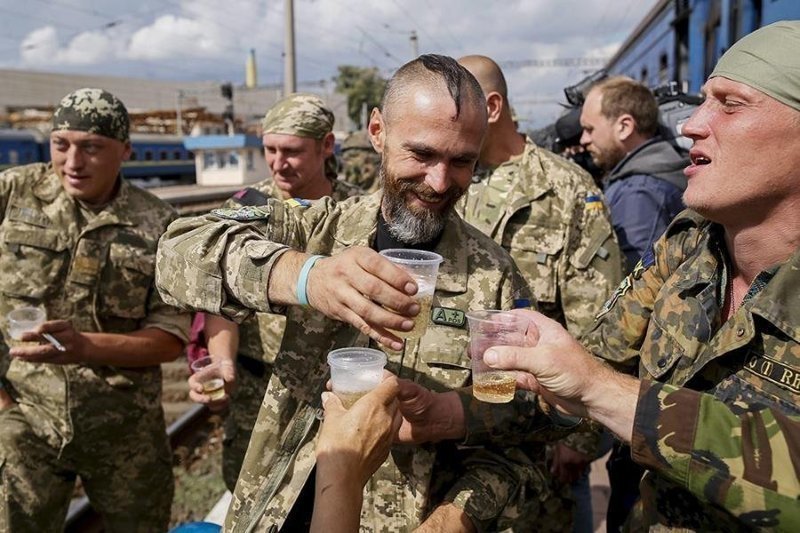 Чиновники Украины «согревают» народ дубинками и размышляют о войне с Россией