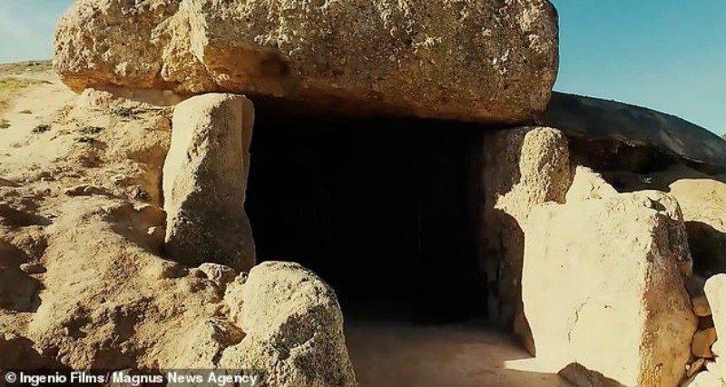 Куэва-де-Менга - погребальный мегалитический курган, датирующийся 3 тысячелетием до новой эры. По утверждениям команды историков, курган был частью построек атлантов.