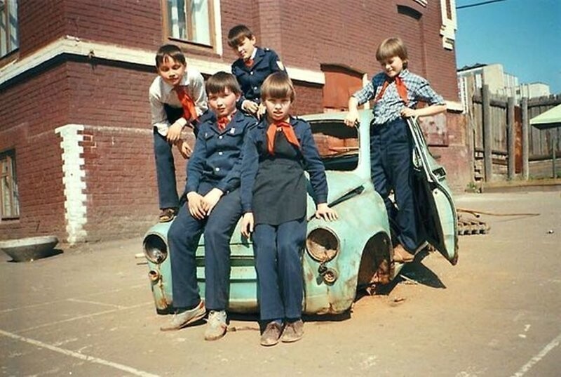 Пионер - всем ребятам пример! Школьники на сборе металлолома. СССР. 1980-е.