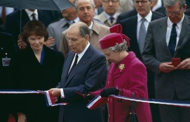 Королева Елизавета II и президент Франсуа Миттеран торжественно открывают туннель под проливом Ла-Манш. 14.11.1994.