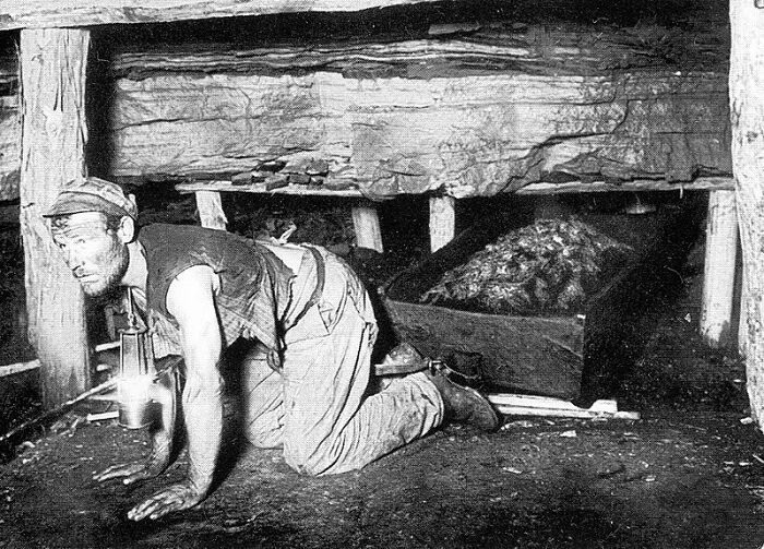 Шахтер-каторжанин вытаскивает короб с углем из забоя. 1890 г.