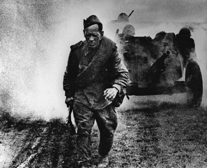 Дороги войны. Советский солдат и артиллерийский расчёт 45 мм орудия. СССР. 1942 г.