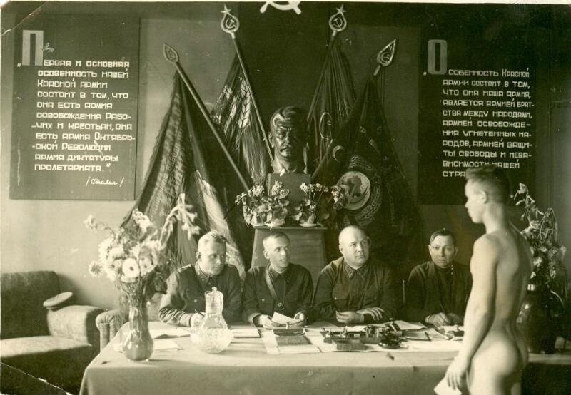 Призывник в армию перед призывной комиссией. СССР. 1930-е.