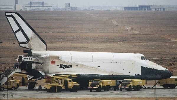 15.11.1988 совершил свой первый и единственный космический полет орбитальный ракетоплан «Буран». Полёт происходил в автоматическом режиме.