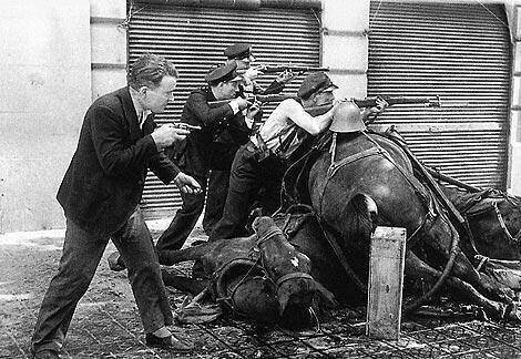 Гражданская война в Испании. Баррикада из коней. 1936 г