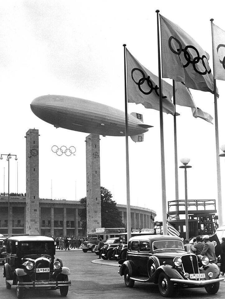 Дирижабль Гинденбург летит над Берлином во время Олимпийских игр 1936 г.