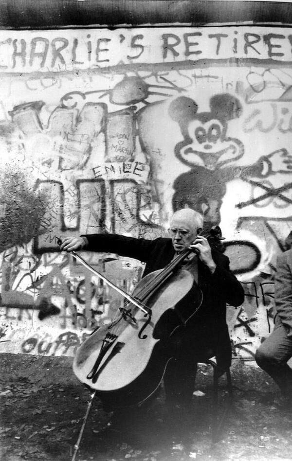 Мстислав Ростропович играет Баха на руинах Берлинской стены. Германия. 1989г.