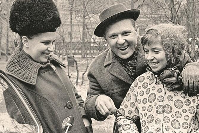Олег Попов с первой семьей - женой Александрой и дочерью Ольгой. Ноябрь 1965 года. Фото Михаил Озерский.