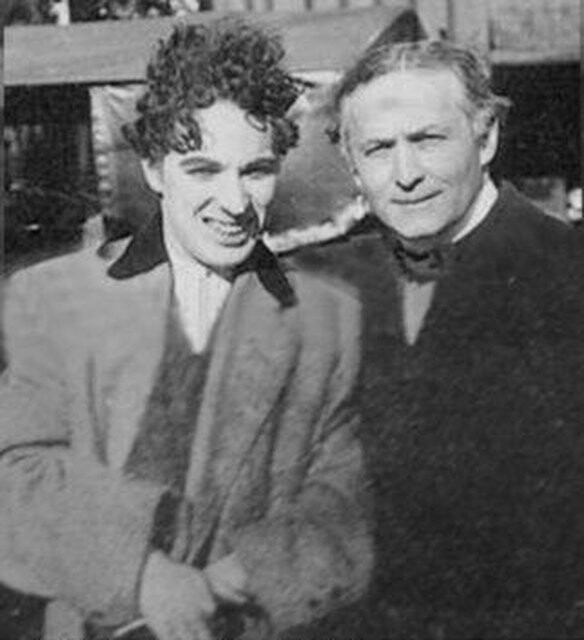 Комик и иллюзионист. Чарли Чаплин и Гарри Гудини. США. Прибл. 1920-е.