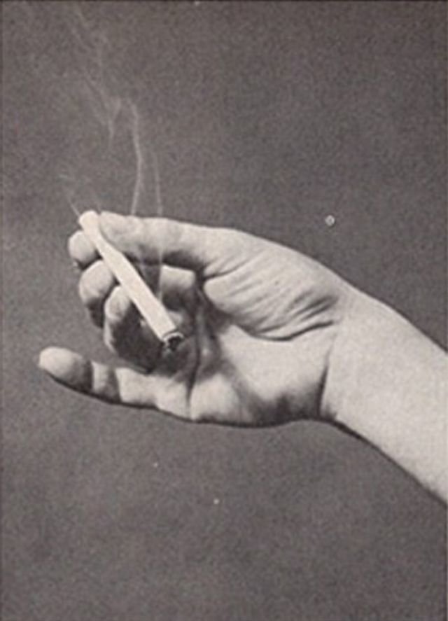 Как утверждает доктор, человек, держащий сигарету четырьмя пальцами, оттопыривая при этом мизинец, ненадёжный и слабый, склонен к чрезмерной лжи, да и вообще ему тяжело жить