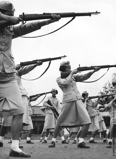 Обучение стрельбе в китайской националистической женской армии. Гражданская война в Китае. 1950 г.