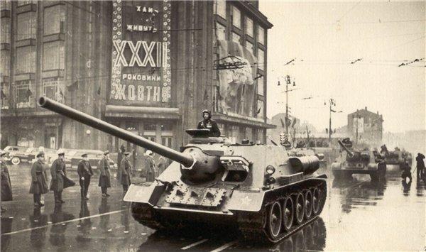 Военный парад на Крещатике возле ЦУМа. Киев. 7 ноября 1949 г.