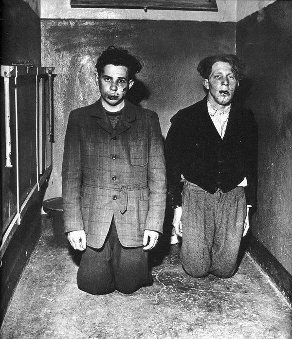 Надзиратели концлагеря Бухенвальд, захваченные заключёнными при его освобождении. Германия. 1945г.