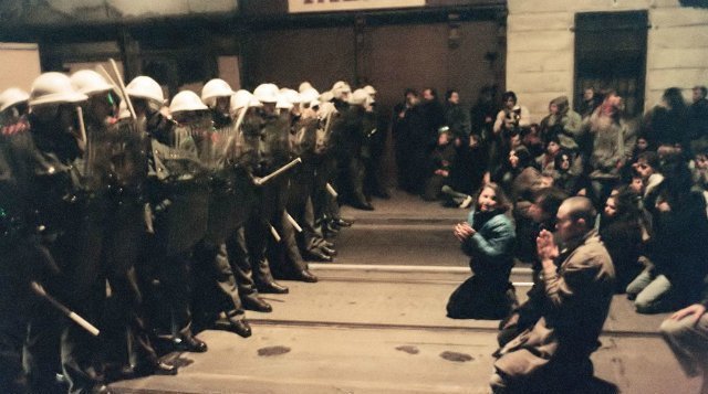 17.11.1989 - началась «бархатная революция» в Чехословакии. Студенческие волнения стали началом ликвидации социализма.