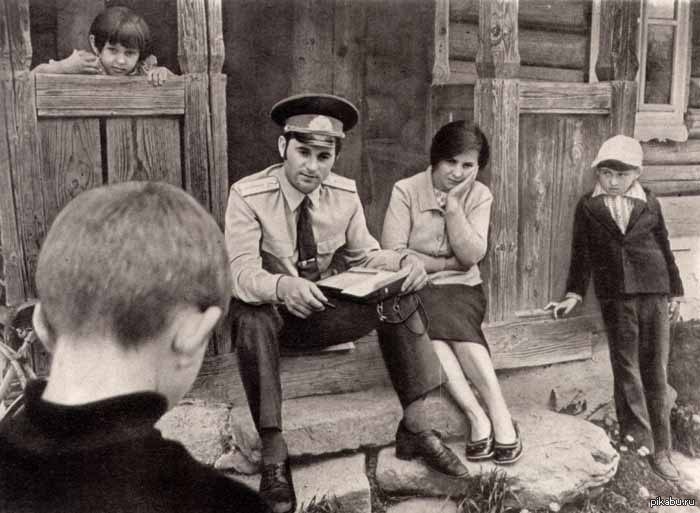 Участковый в гостях у хулигана. СССР. 1970-е.