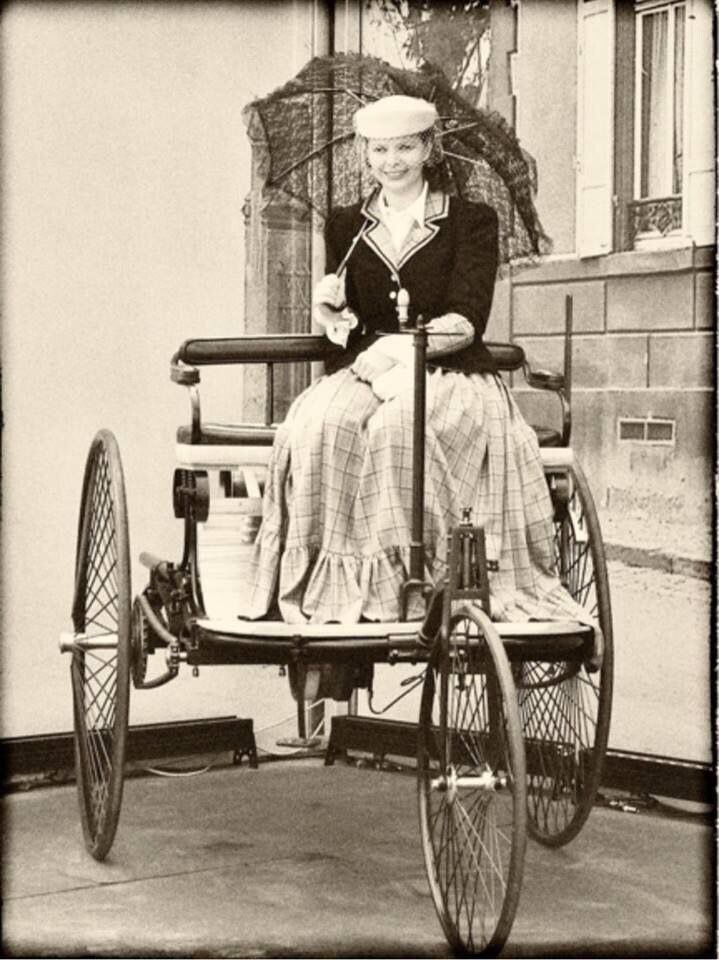 Берта Бенц, жена и деловой партнер автомобильного изобретателя Карла Бенца, в Benz Motorwagen. Германия. 1886 год.