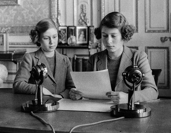 Принцессы Елизавета и Маргарет зачитывают обращение к детям Англии. 1940г.
