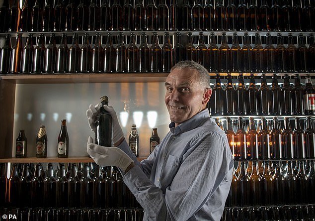 Австралийский дайвер вернул бутылку 150-летнего пива изготовителю