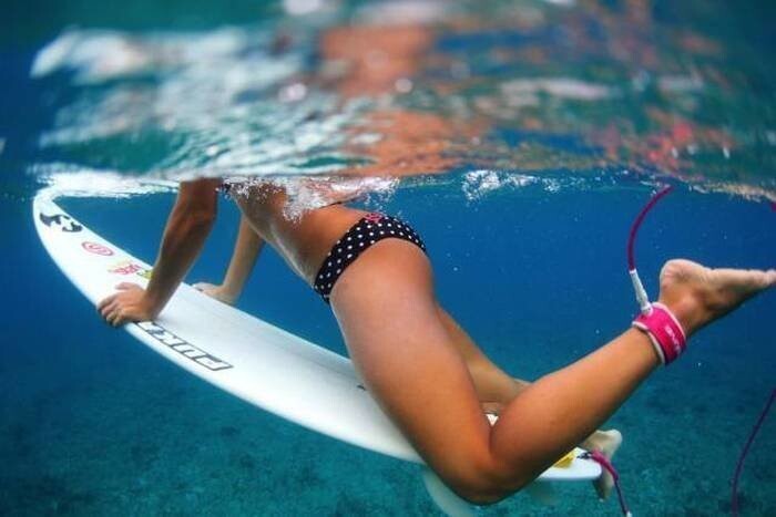 Девушки-серфингистки