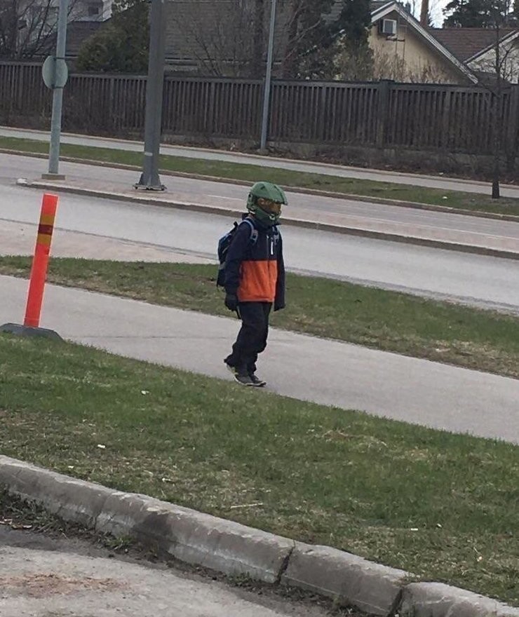 1. Просто мальчик идет в школу в шлеме