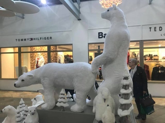 Необычная рождественская инсталляция в торговом центре на острове Мэн