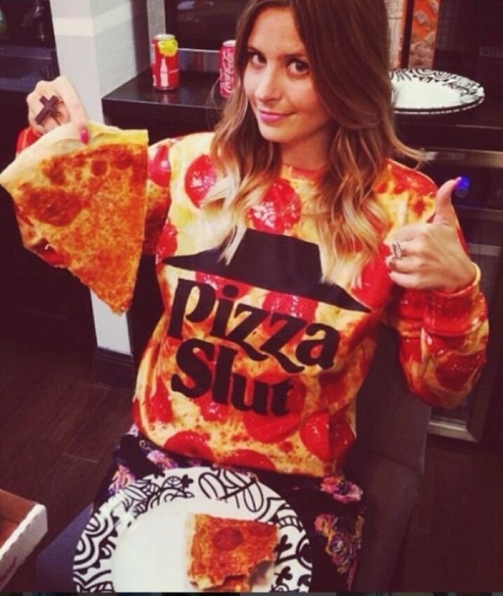 Некоторые дамы так любят пиццу, что сами готовы ею стать!