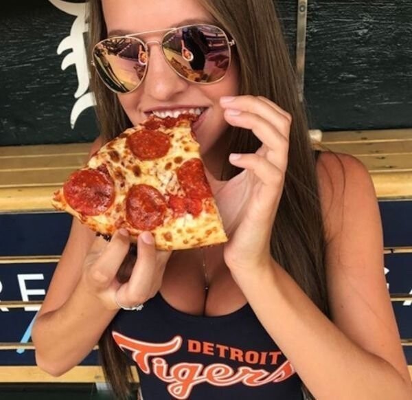 Красивые девушки и вкусная пицца - идеально!