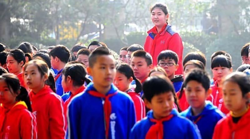 Эта китаянка в свои 11 лет имеет рост 208 сантиметров