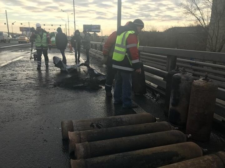 Огонь и взрывы: в Москве загорелась машина с газовыми баллонами